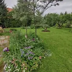 Hidden Gem & Gated Parking דירה *